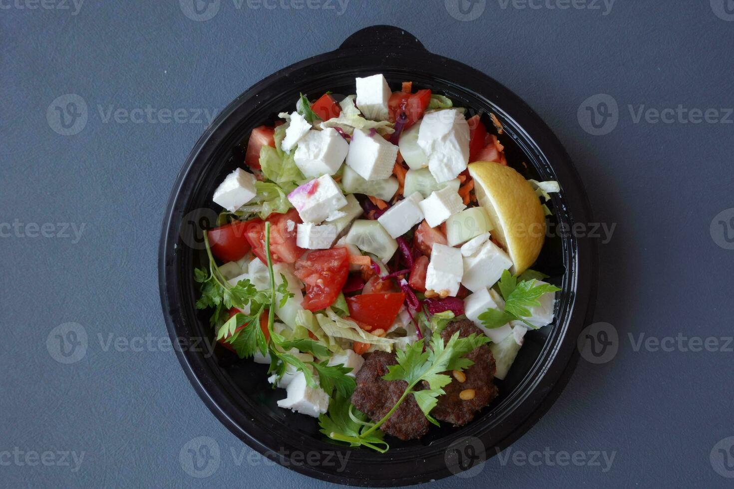 Nahaufnahme von griechischem Salat in einer Schüssel auf dem Tisch. foto