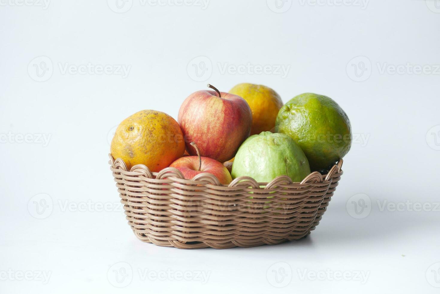 gemischt Früchte im ein Korb auf Tabelle foto
