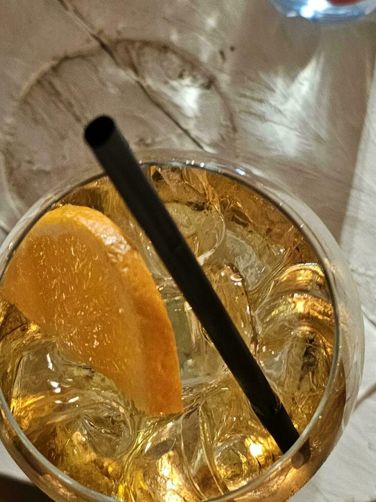 Italienisch Aperitif, Cocktails beim das Bar zum ein Abend von glücklich Stunde, Spritz Zeit foto