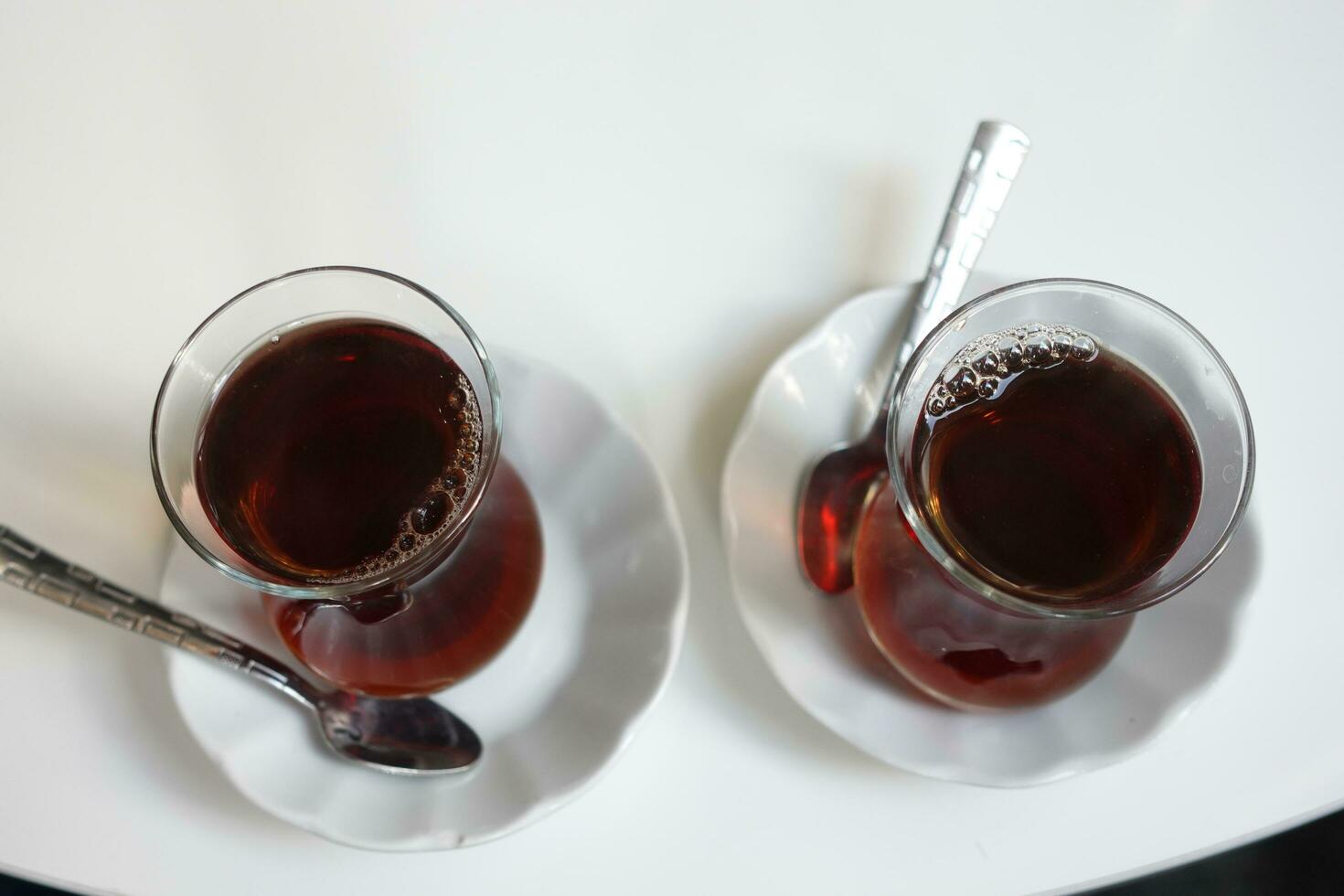 traditionell Türkisch Tee auf Weiß Tabelle . foto