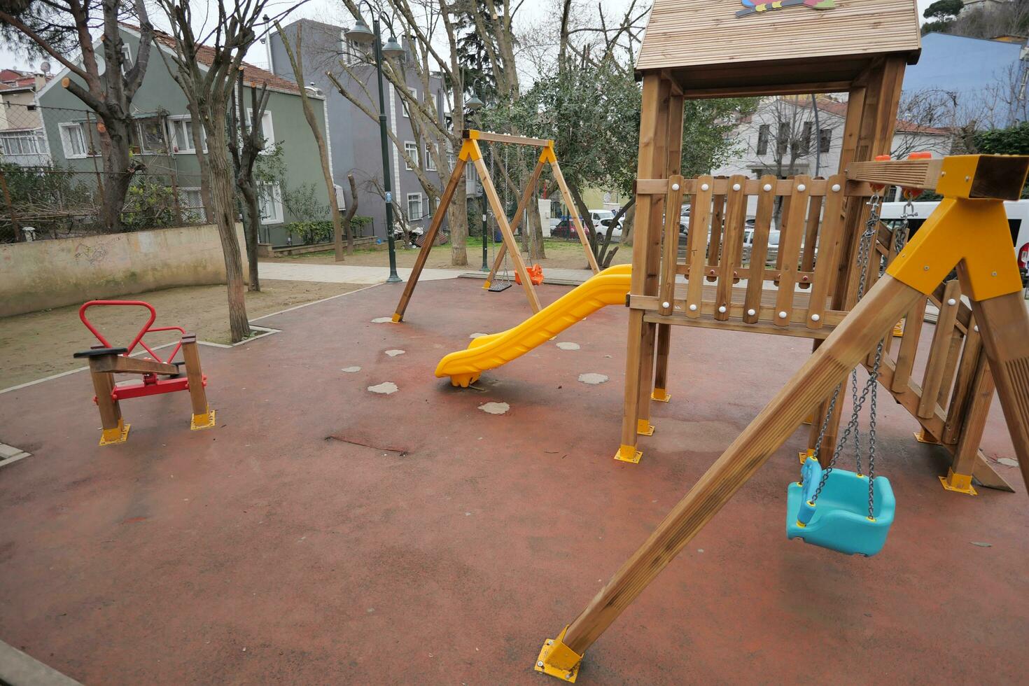 hölzern Spielplatz draussen Haus Park im Istanbul foto