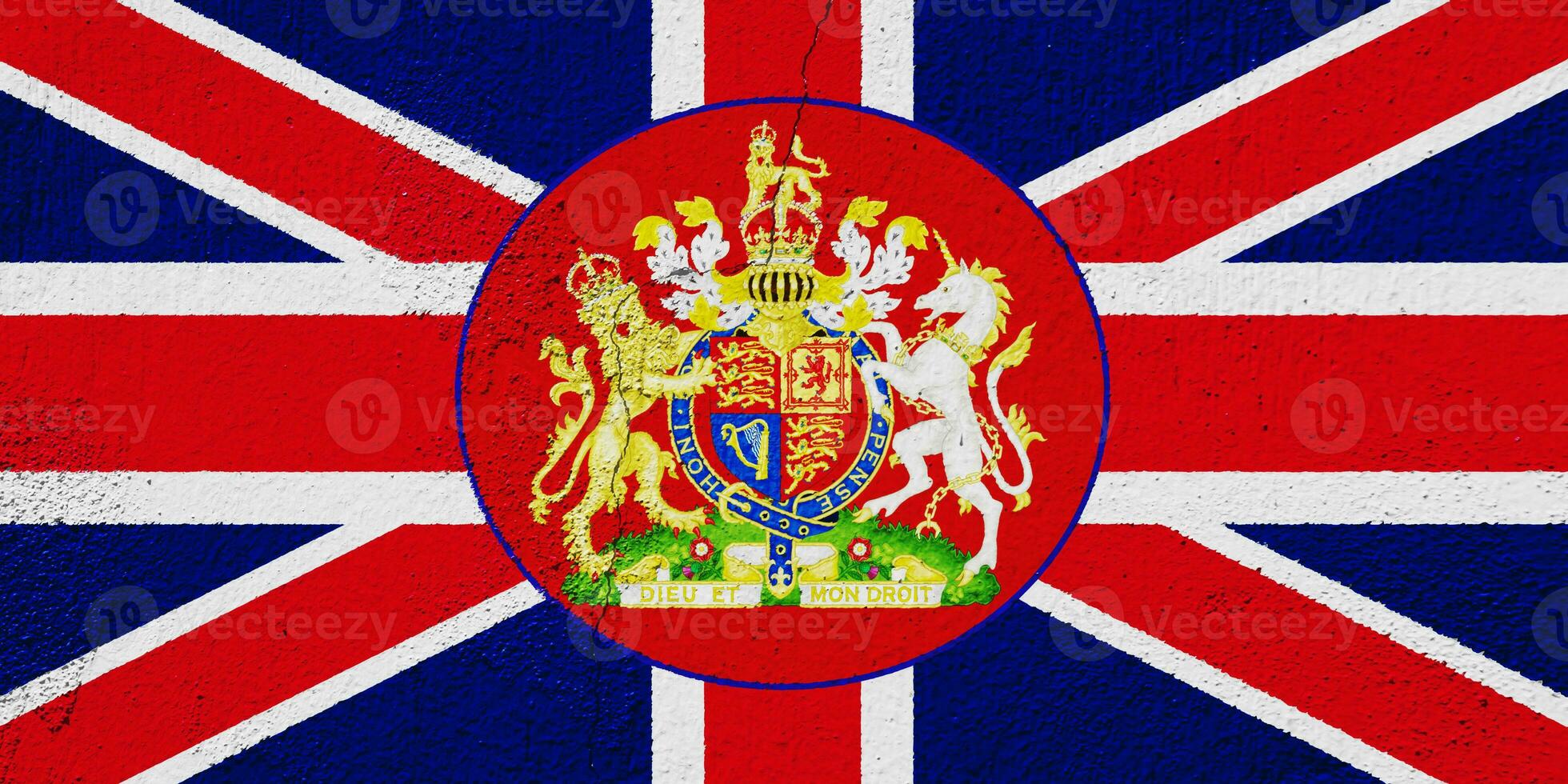 Flagge und Mantel von Waffen von großartig Großbritannien auf ein texturiert Hintergrund. Konzept Collage. foto
