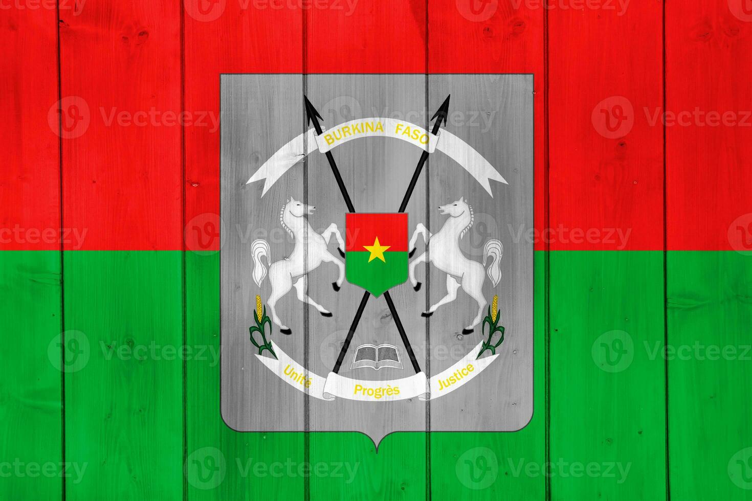 Flagge und Mantel von Waffen von Burkina Faso auf ein texturiert Hintergrund. Konzept Collage. foto