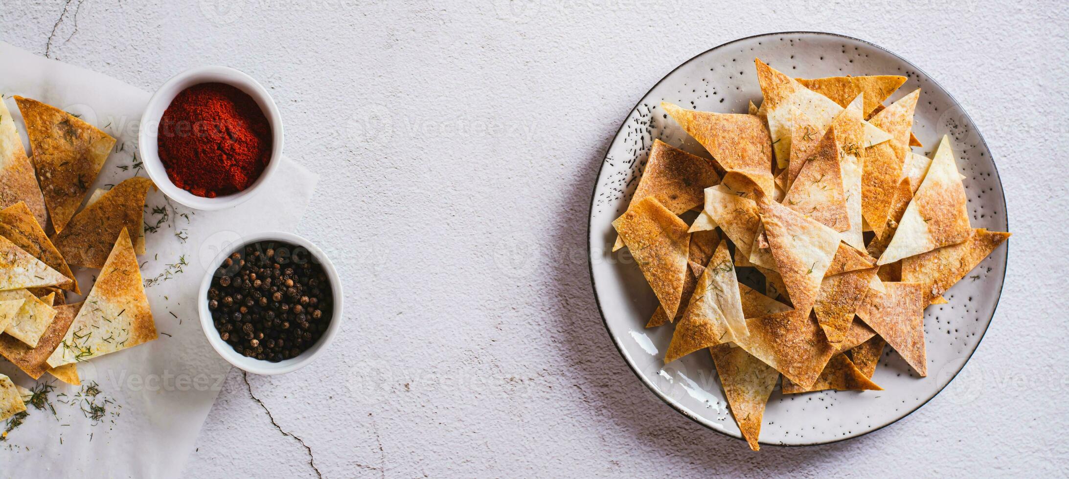 würzig Chips mit Paprika und Dill von Tortilla auf ein Teller oben Aussicht Netz Banner foto