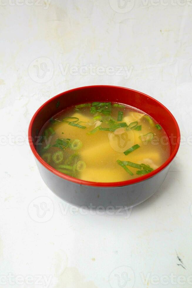 Miso Suppe oder japanisch Miso Suppe im Schüssel auf das Tisch. japanisch Küche im das bilden von Suppe mit dashi Zutaten, Tofu, Meeresfrüchte, Gemüse, und gekrönt mit Miso zu Geschmack foto