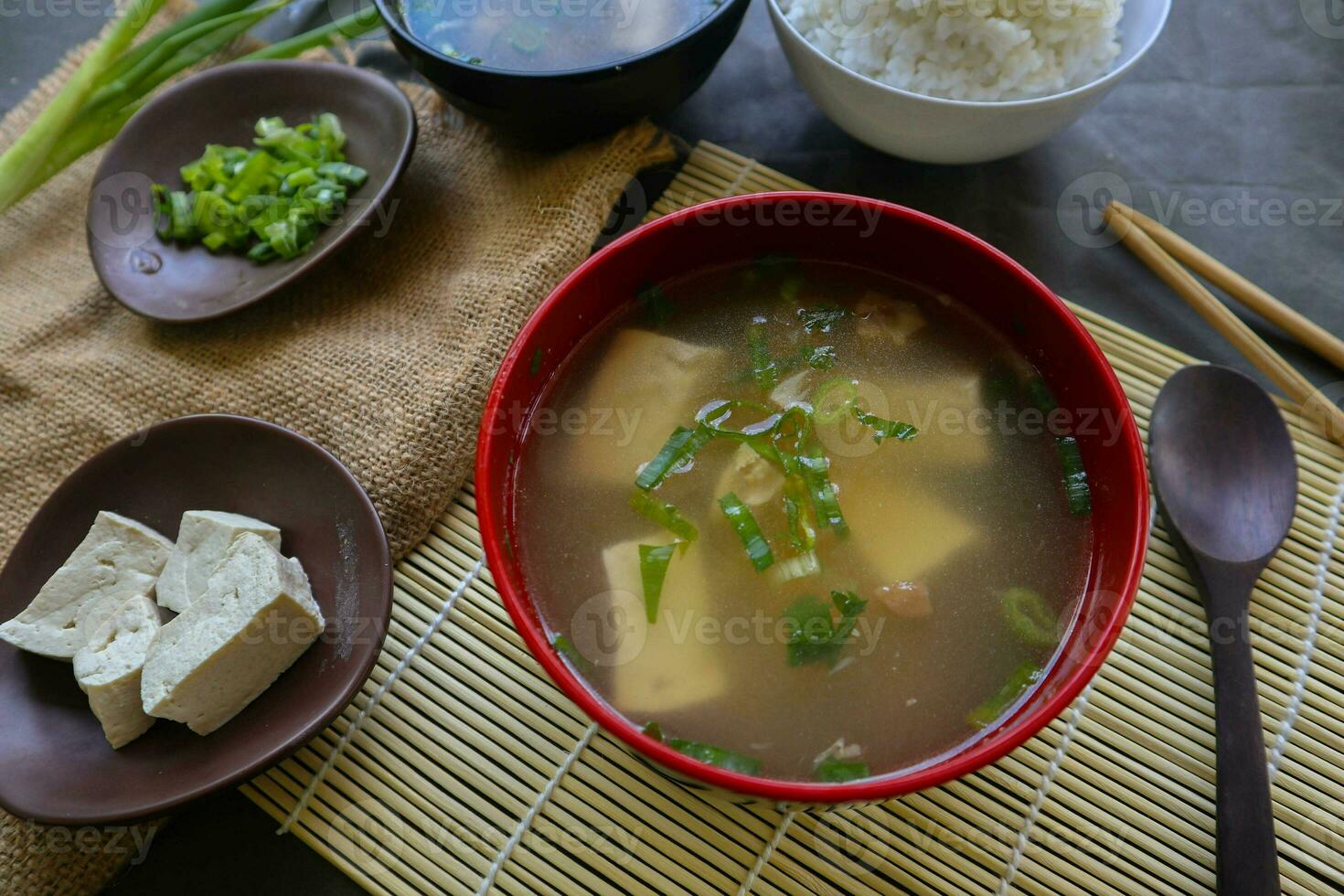 Miso Suppe oder japanisch Miso Suppe im Schüssel auf das Tisch. japanisch Küche im das bilden von Suppe mit dashi Zutaten, Tofu, Meeresfrüchte, Gemüse, und gekrönt mit Miso zu Geschmack foto