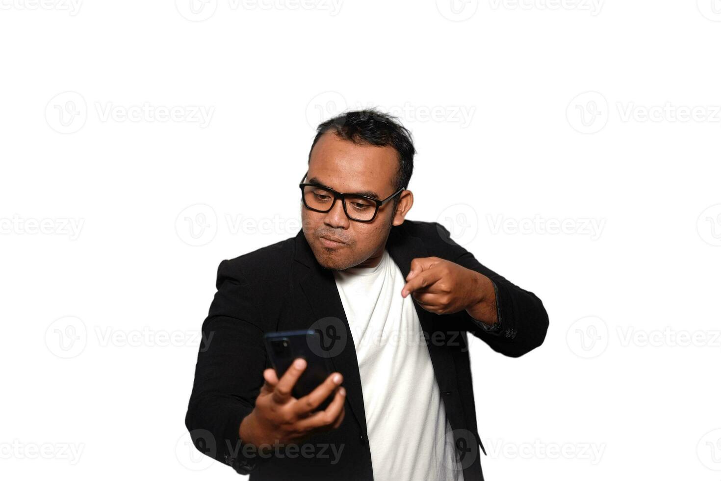 aufgeregt asiatisch Mann mit Brille tragen schwarz passen wütend während halten seine Telefon, isoliert durch Weiß Hintergrund foto