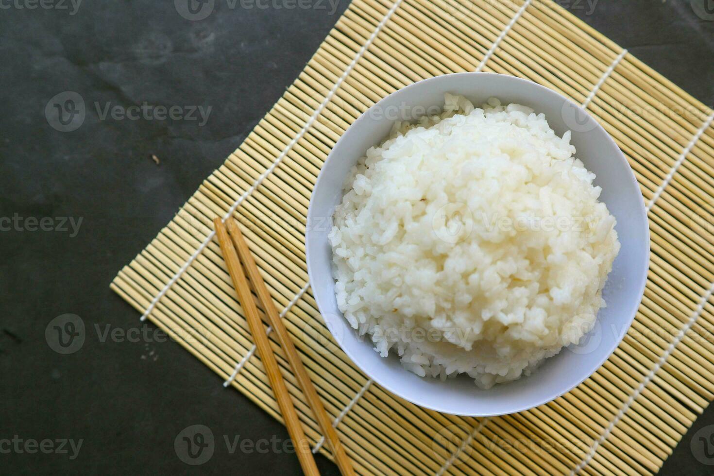 Weißer gedünsteter Reis oder Nasi Putih, serviert in einer kleinen Schüssel isoliert auf weißem Hintergrund foto