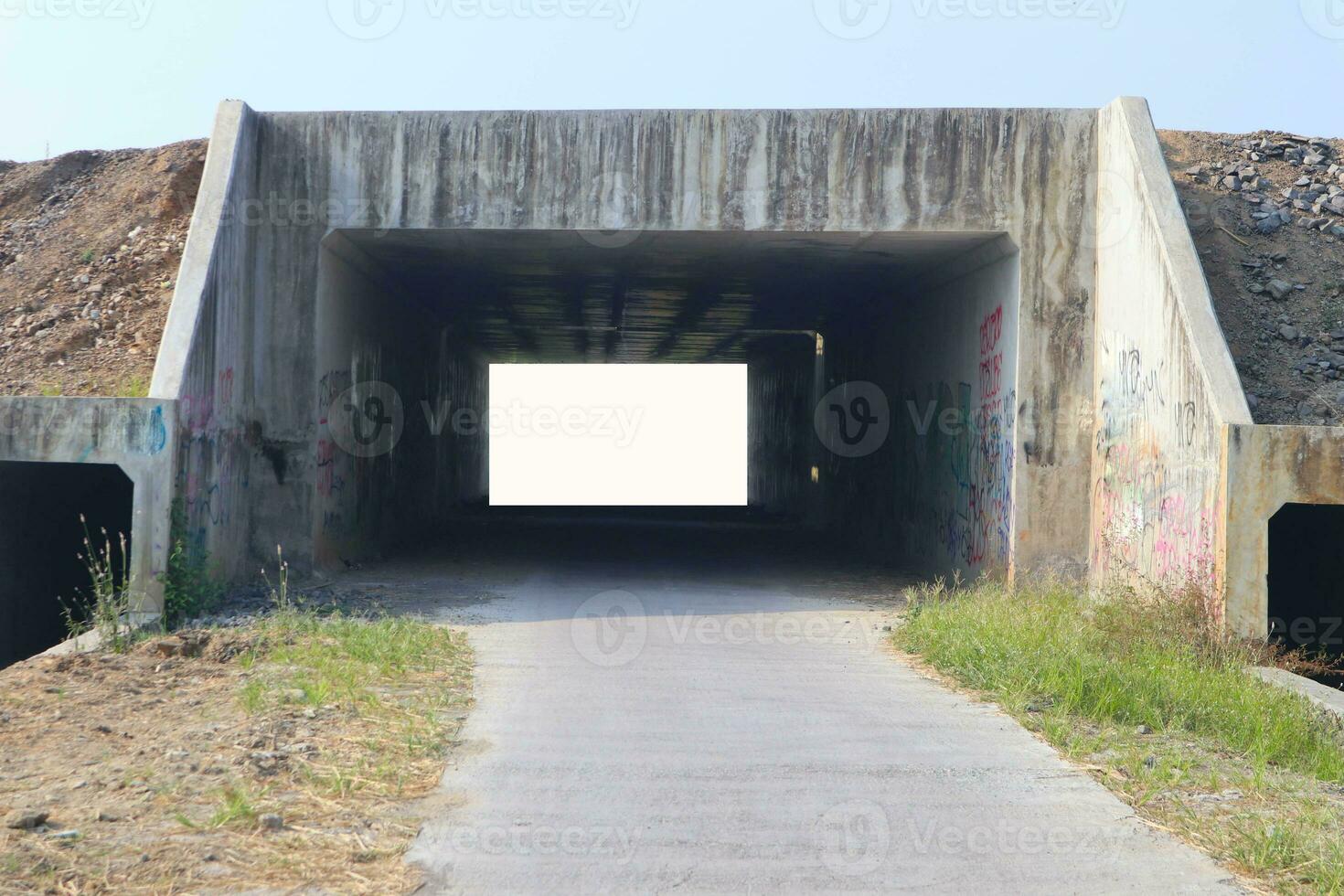 klein Tunnel. draussen Landschaft von leeren Straße bestehen durch ein klein Tunnel unter das Autobahn und landwirtschaftlich Felder Raum zum Text. foto