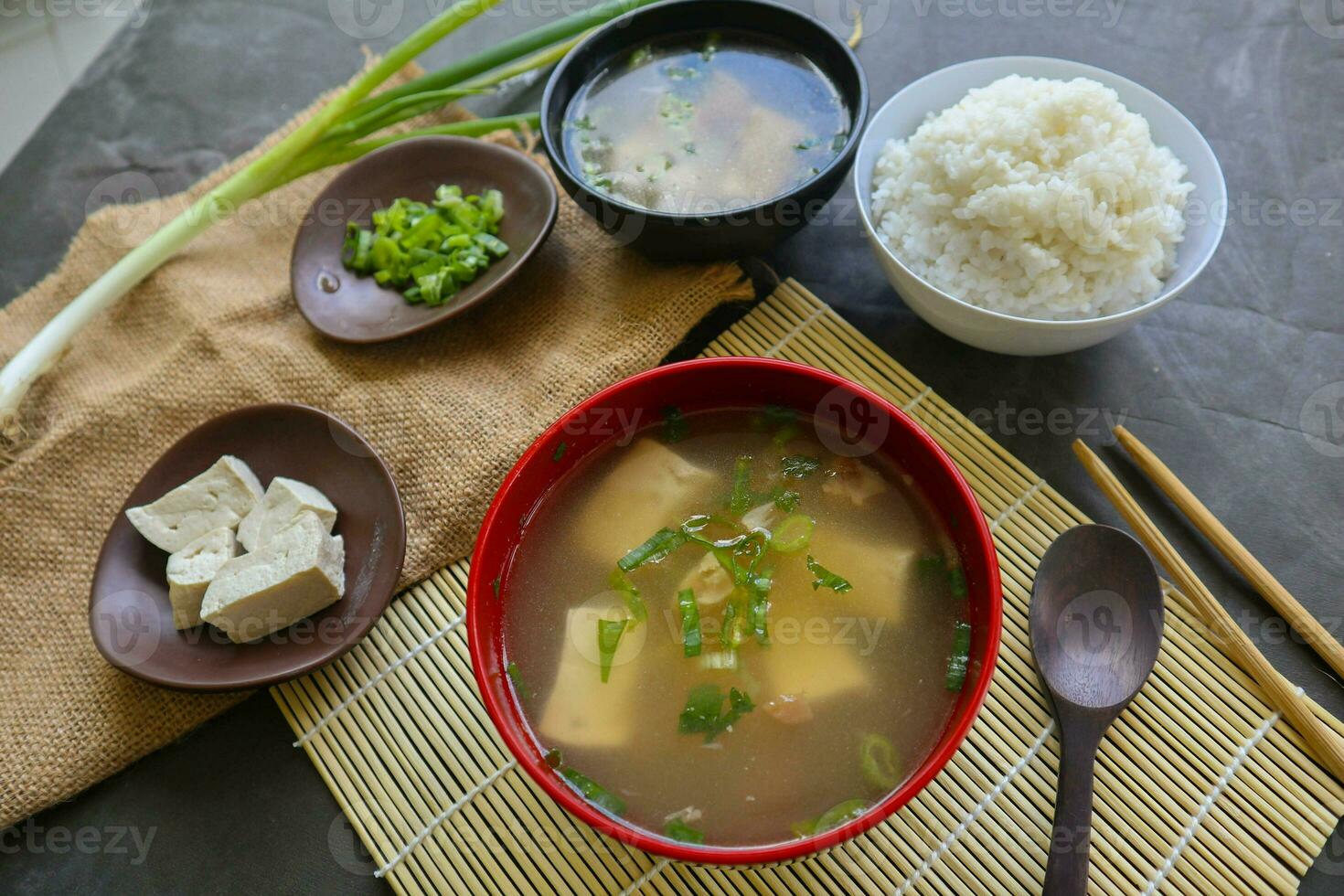 Miso Suppe oder japanisch Miso Suppe im Schüssel auf das Tisch. japanisch Küche im das bilden von Suppe mit dashi Zutaten, Tofu, Meeresfrüchte, Gemüse, und gekrönt mit Miso zu Geschmack foto