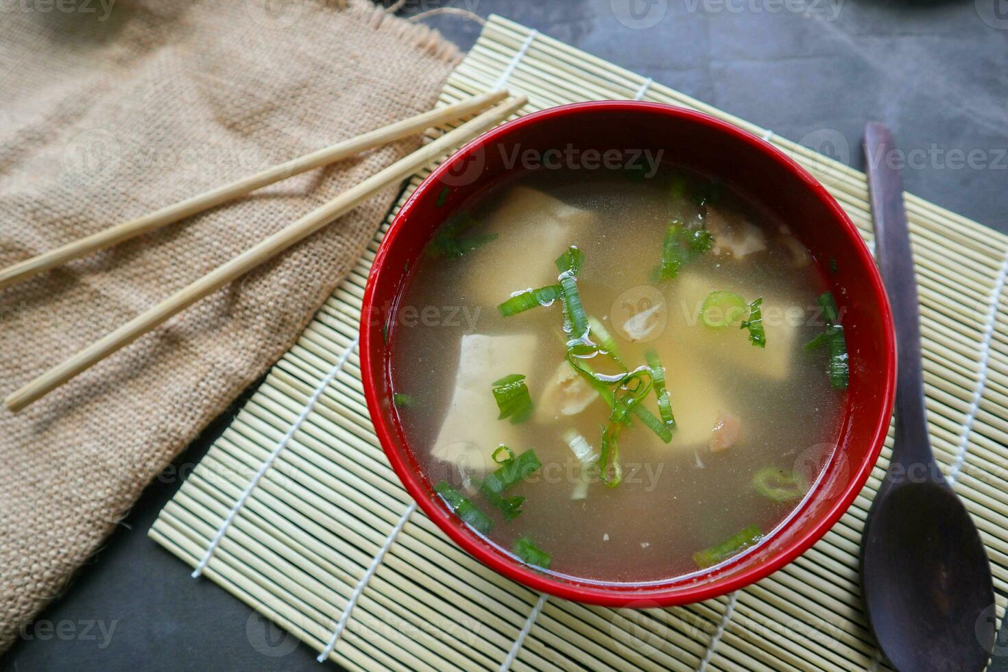 Miso Suppe oder japanisch Miso Suppe im Schüssel auf das Tisch. japanisch Küche im das bilden von Suppe mit dashi Zutaten, Tofu, Meeresfrüchte, Gemüse, und gekrönt mit Miso zu Geschmack foto