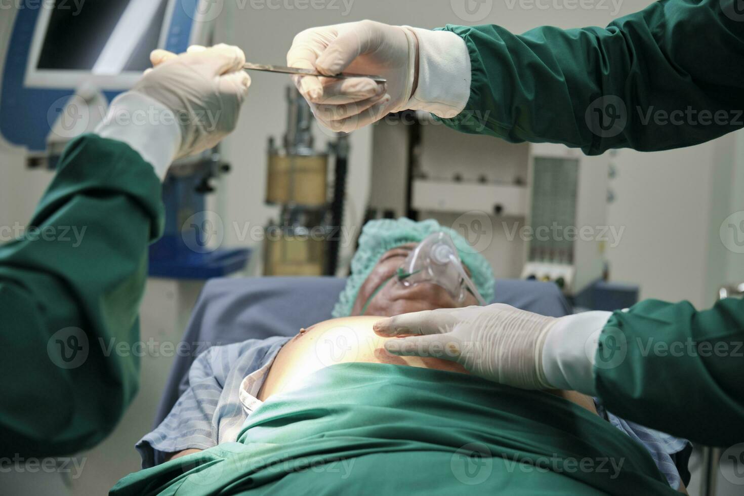 schließen hoch, Praktiker Arzt gibt Messer zu Spezialist des Chirurgen Hand, bereitet vor zum Chirurgie Operationen auf kritisch krank Patienten im Krankenhaus ich, Fachmann medizinisch Team. foto