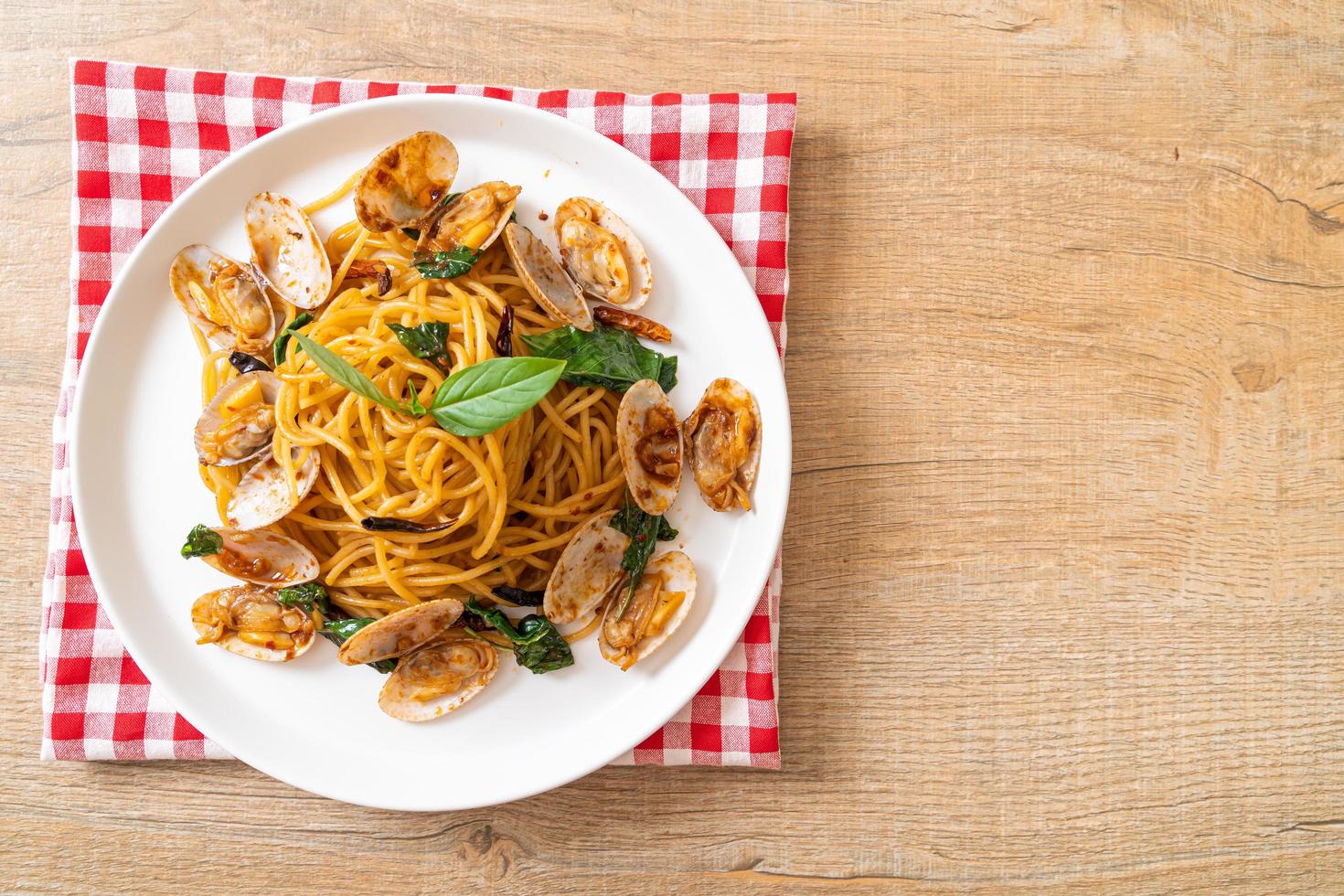 gebratene Spaghetti mit Venusmuscheln und Knoblauch und Chili rühren foto