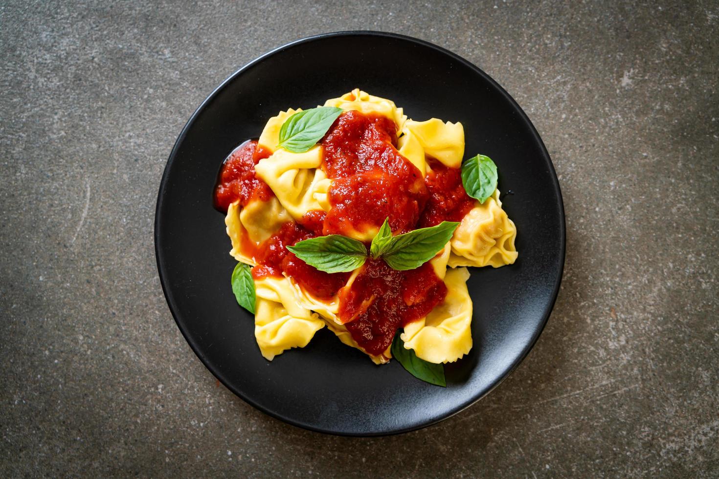 italienische Tortellini-Nudeln mit Tomatensauce foto