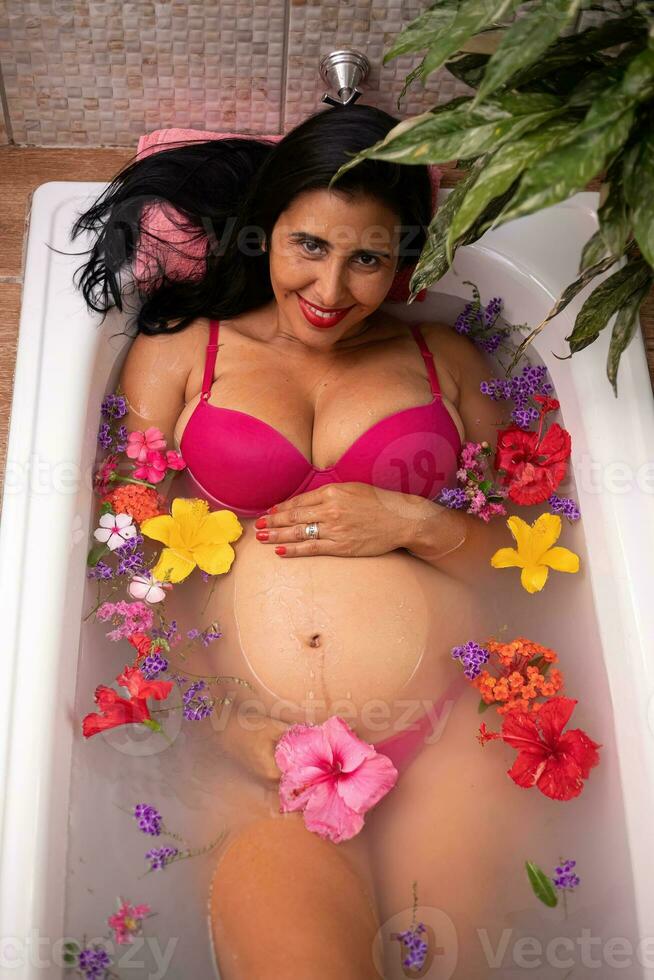 schwanger Frau Lügen im ein Badewanne foto