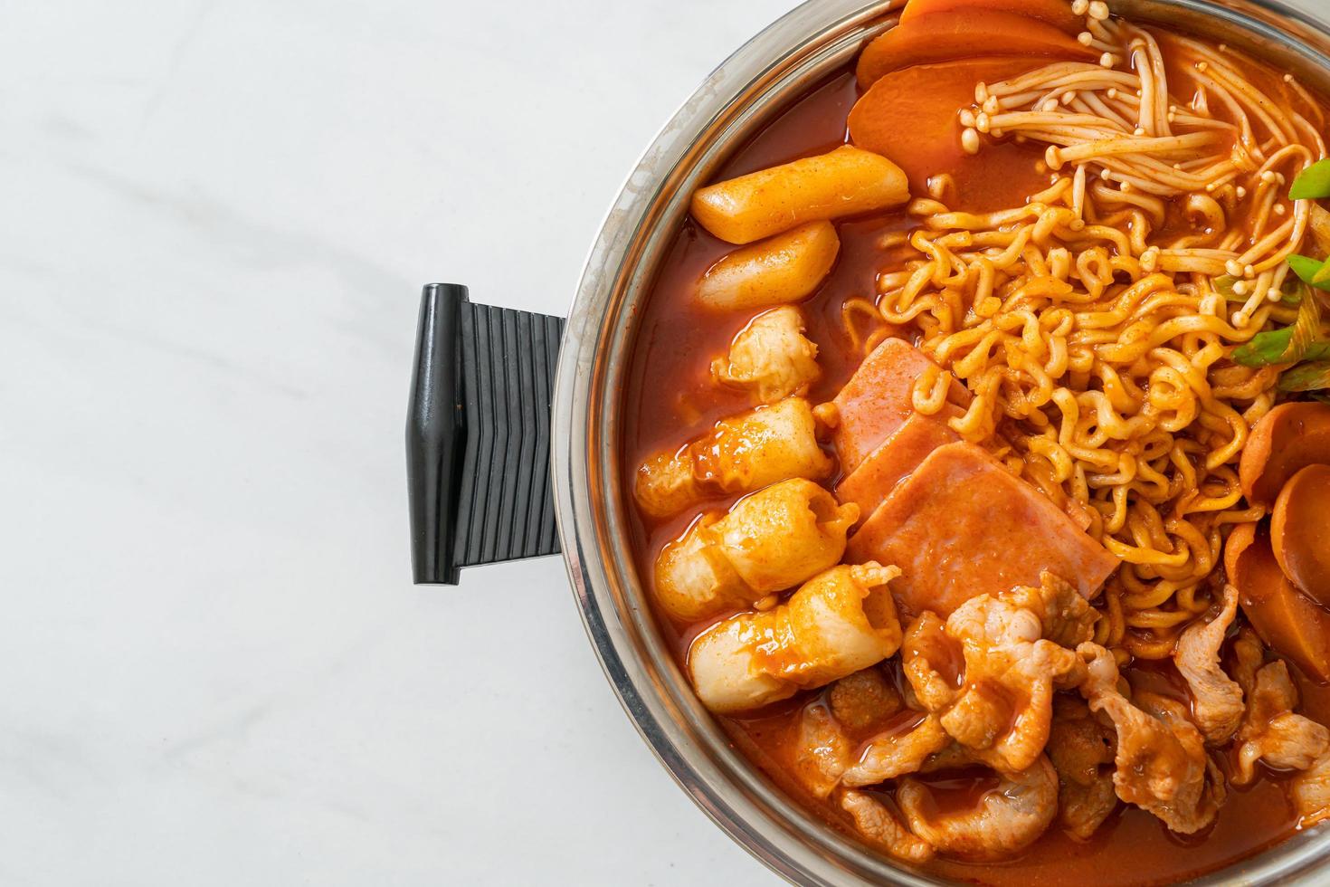 Budae Jjigae oder Budaejjigae Army Eintopf oder Army Base Eintopf - es ist voller Kimchi, Spam, Würstchen, Ramen-Nudeln und vielem mehr foto