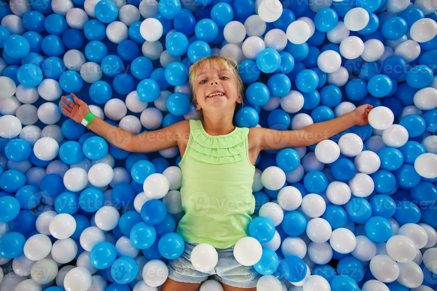 Mädchen spielen mit Ball im Spielzimmer. foto