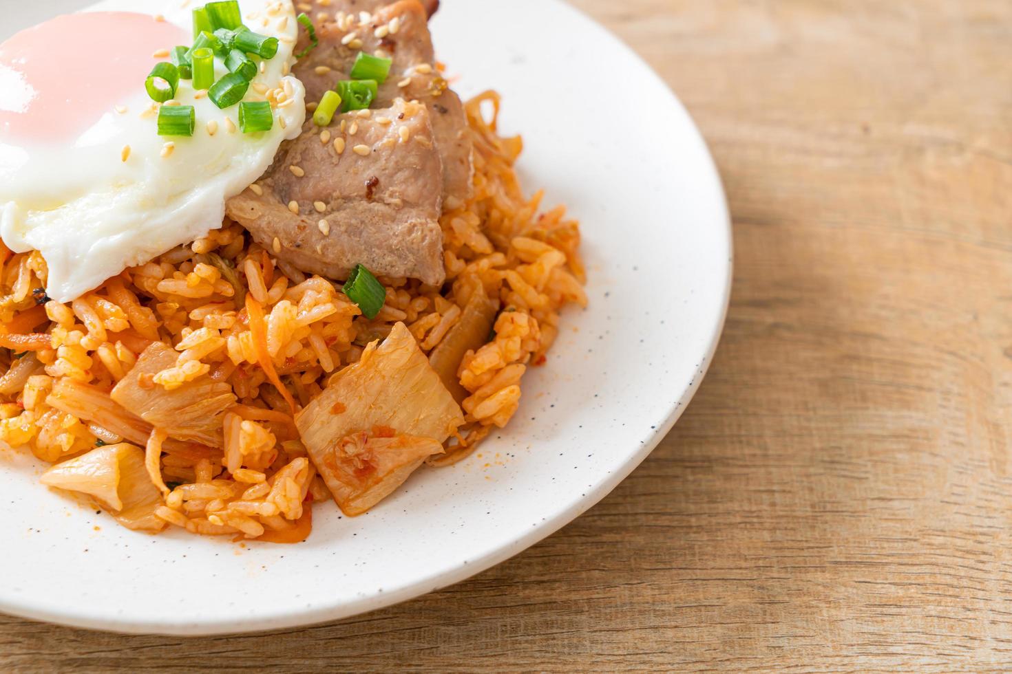 gebratener Kimchi-Reis mit Spiegelei und Schweinefleisch foto