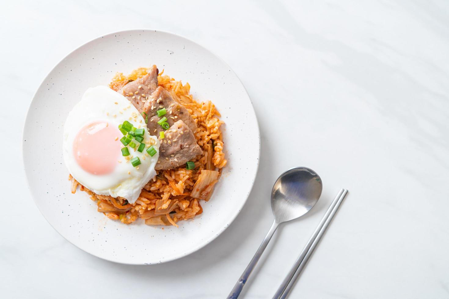 gebratener Kimchi-Reis mit Spiegelei und Schweinefleisch foto