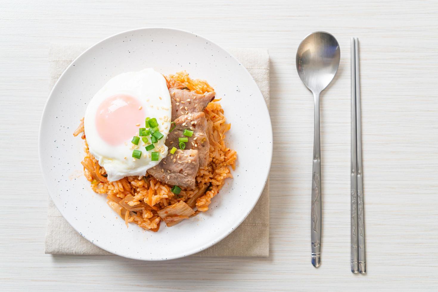 gebratener Kimchi-Reis mit Spiegelei und Schweinefleisch foto