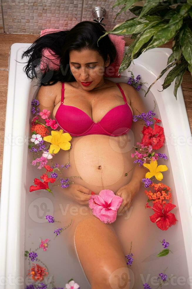 schwanger Frau Lügen im ein Badewanne foto