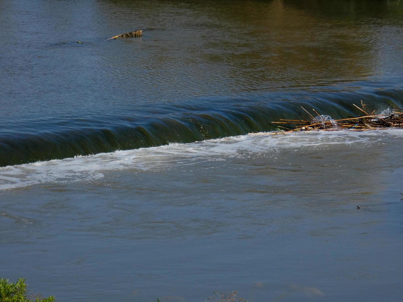 Stilles Wasser des Flusses Llobregat foto