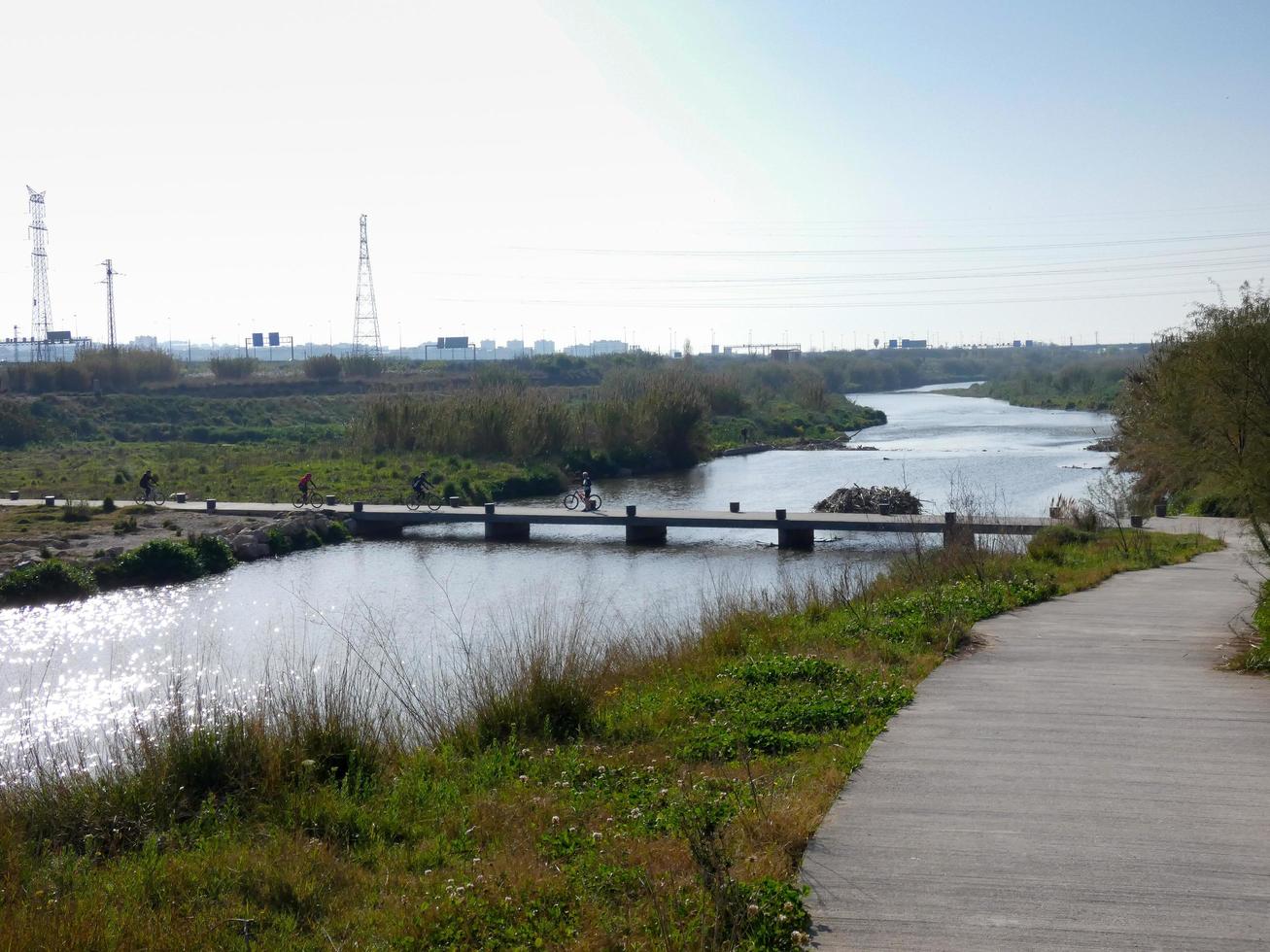 Stilles Wasser des Flusses Llobregat foto