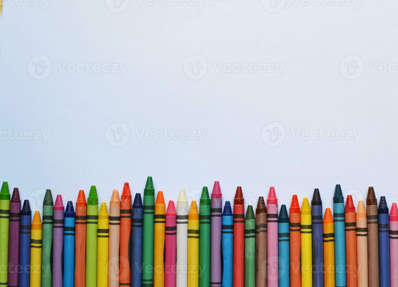 farbig Bleistifte und Pastelle zum Schule Hintergrund foto