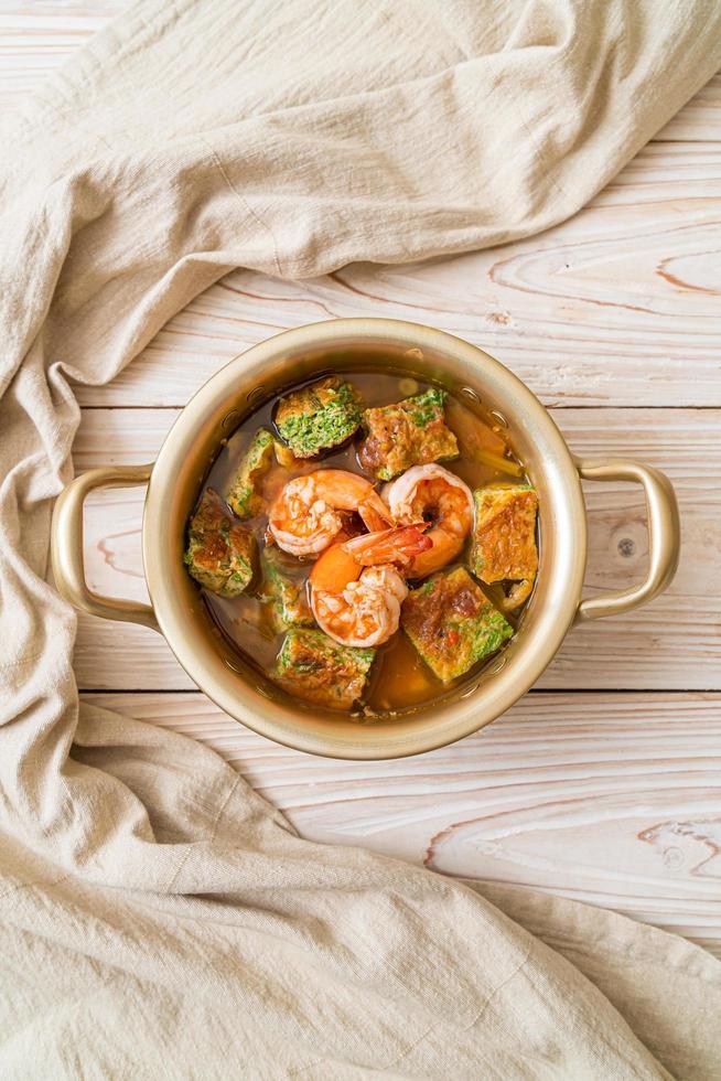 saure Suppe aus Tamarindenpaste mit Garnelen und Gemüseomelett foto