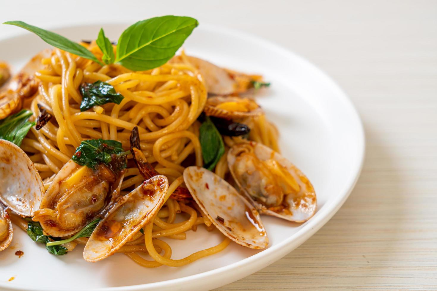 gebratene Spaghetti mit Venusmuscheln und Knoblauch und Chili rühren foto