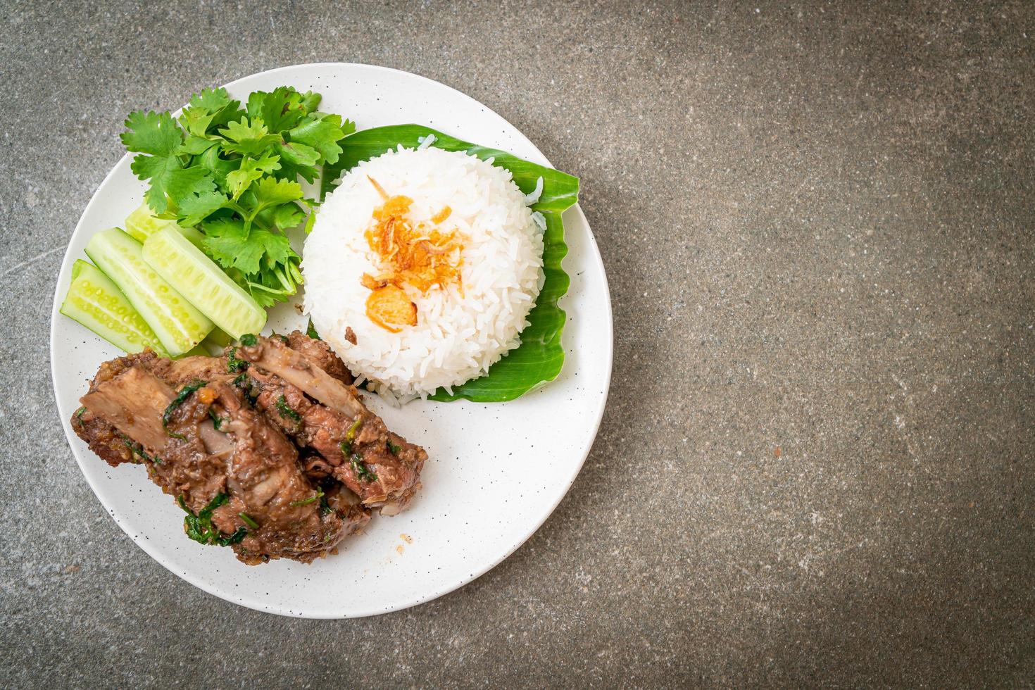 gebackene Schweinerippchen mit Sauce foto