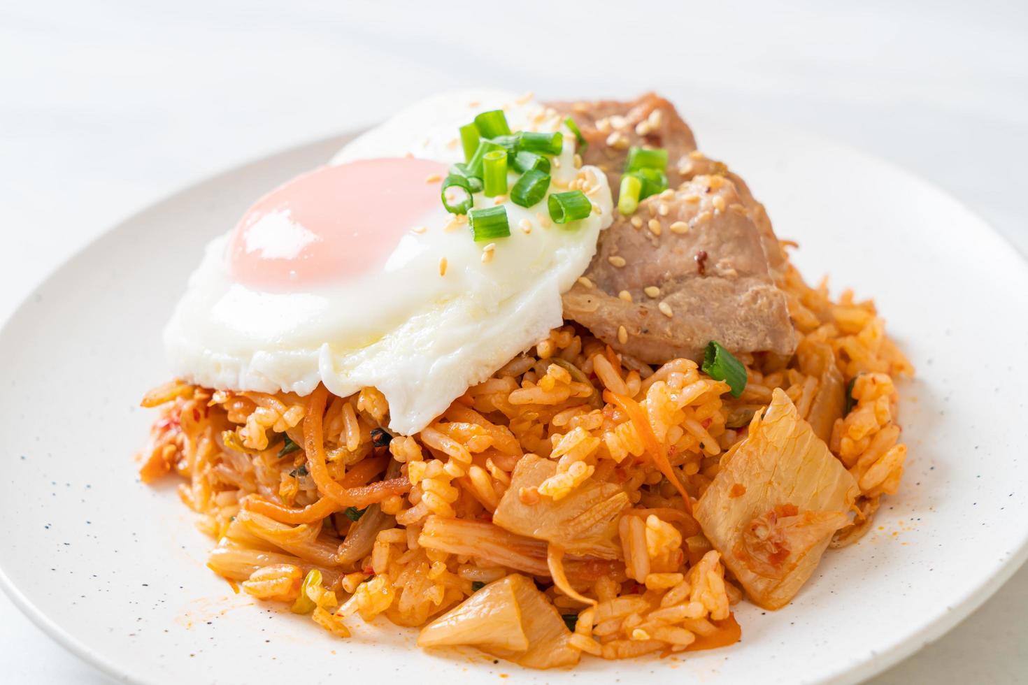 gebratener Kimchi-Reis mit Spiegelei und Schweinefleisch foto