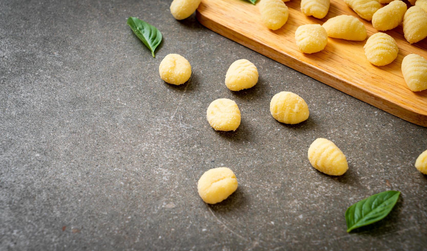 traditionelle italienische Gnocchi-Nudeln - ungekocht foto