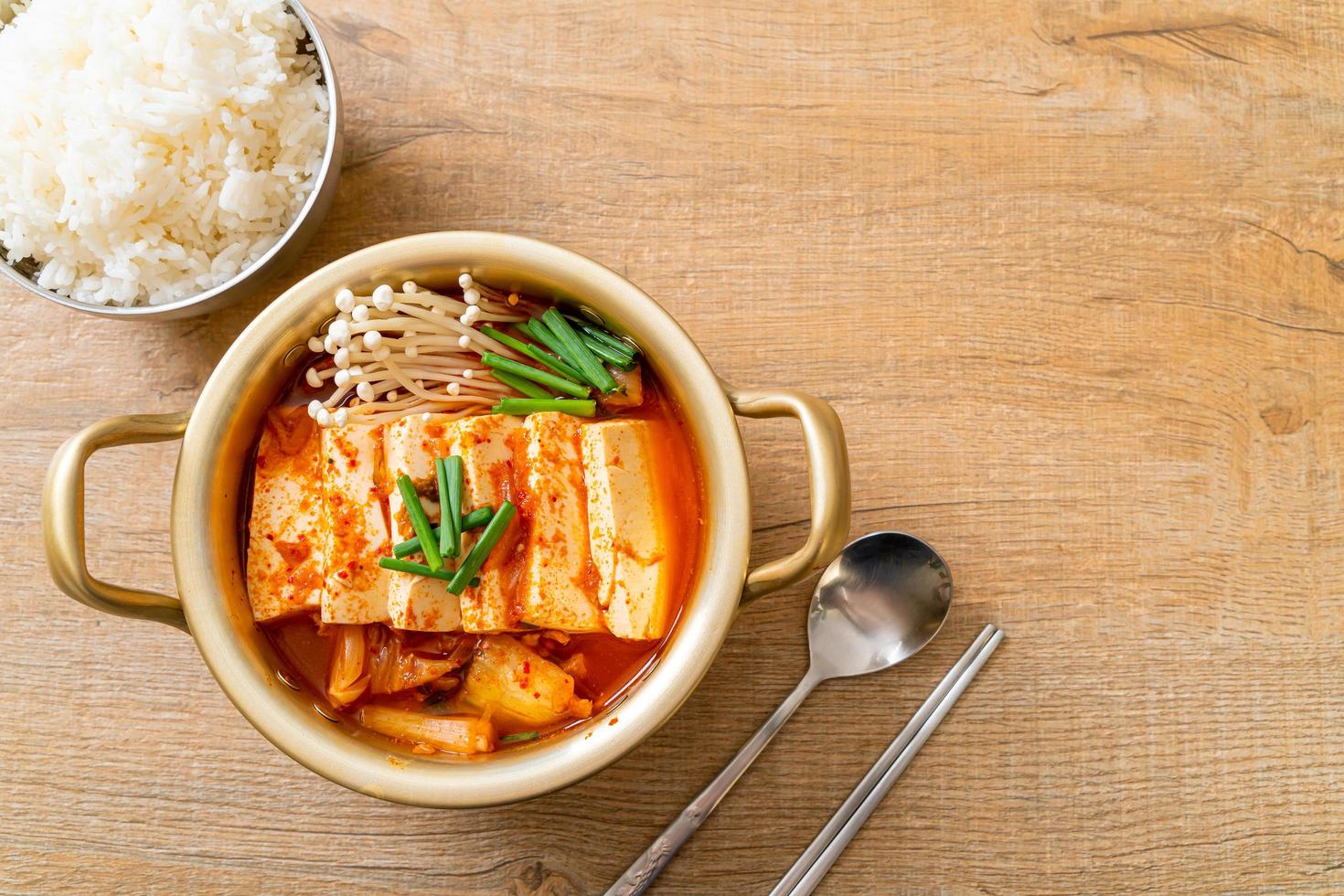 Kimchi-Suppe mit weichem Tofu oder koreanischem Kimchi-Eintopf foto