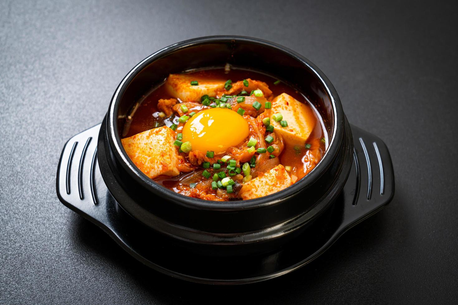 Kimchi Jjigae oder Kimchi-Suppe mit Tofu und Ei oder koreanischer Kimchi-Eintopf foto