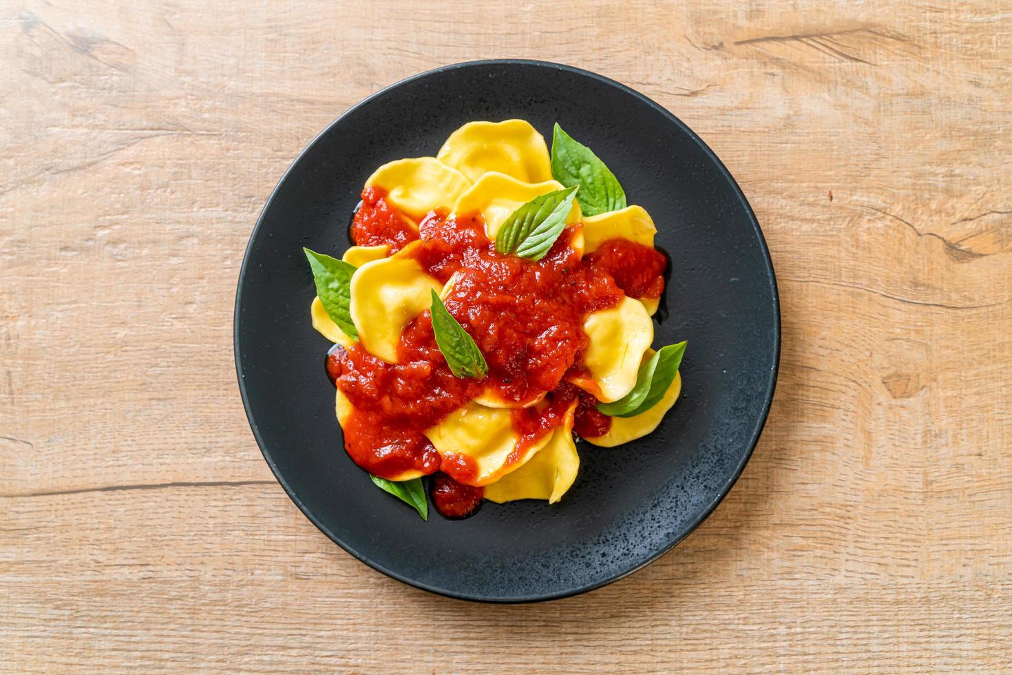 Ravioli mit Tomatensauce und Basilikum foto