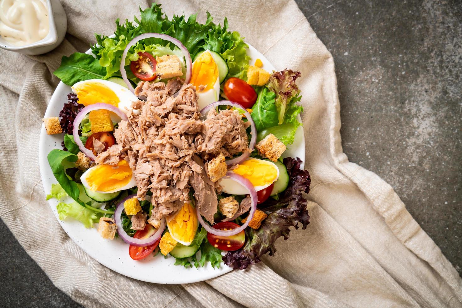 Thunfisch mit Gemüsesalat und Eiern foto