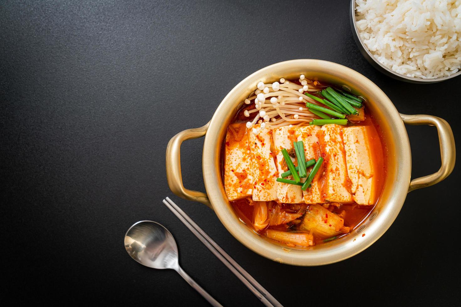 Kimchi-Suppe mit weichem Tofu oder koreanischem Kimchi-Eintopf foto