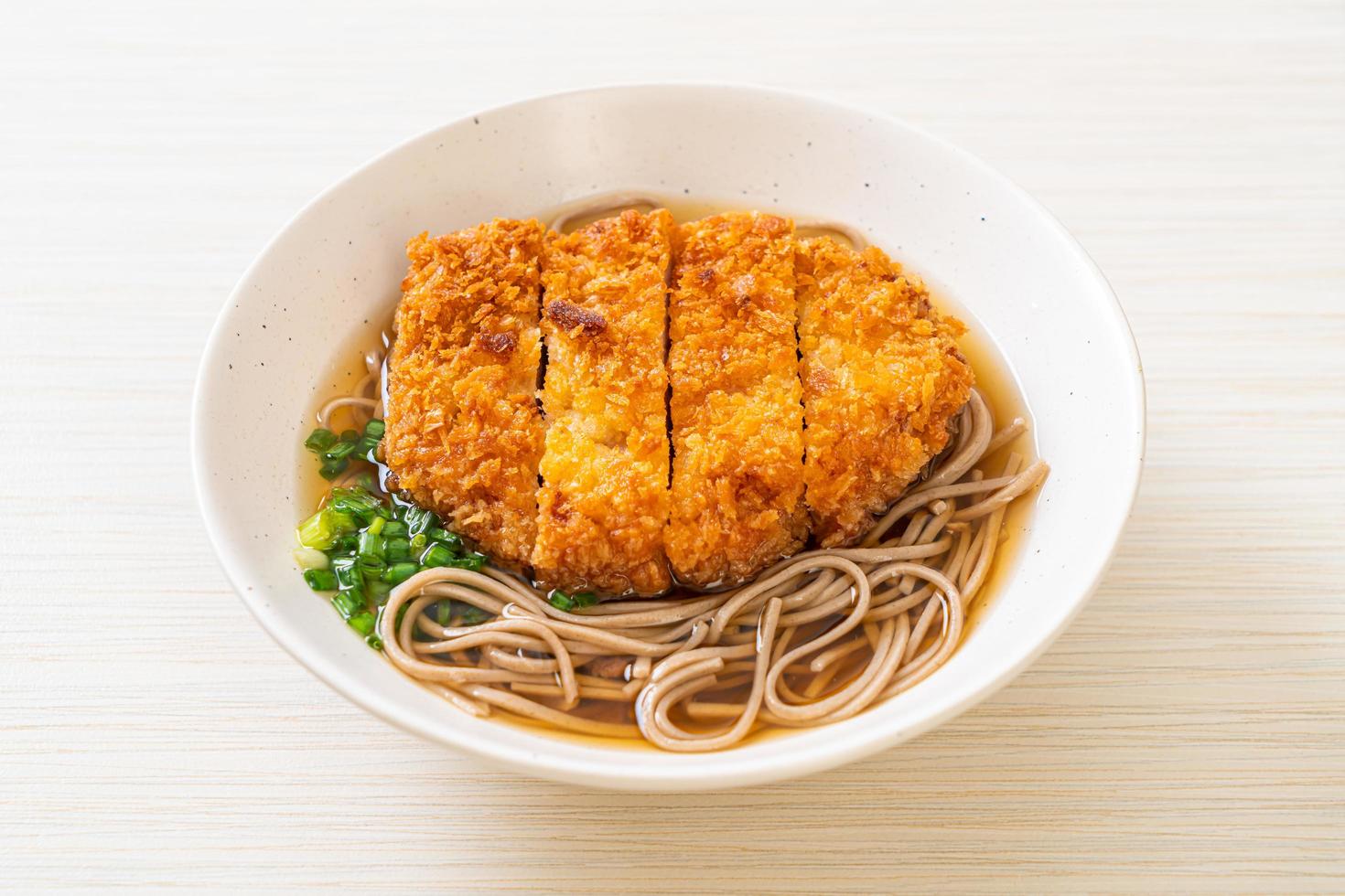 Soba-Ramen-Nudeln mit japanischem gebratenem Schweineschnitzel foto