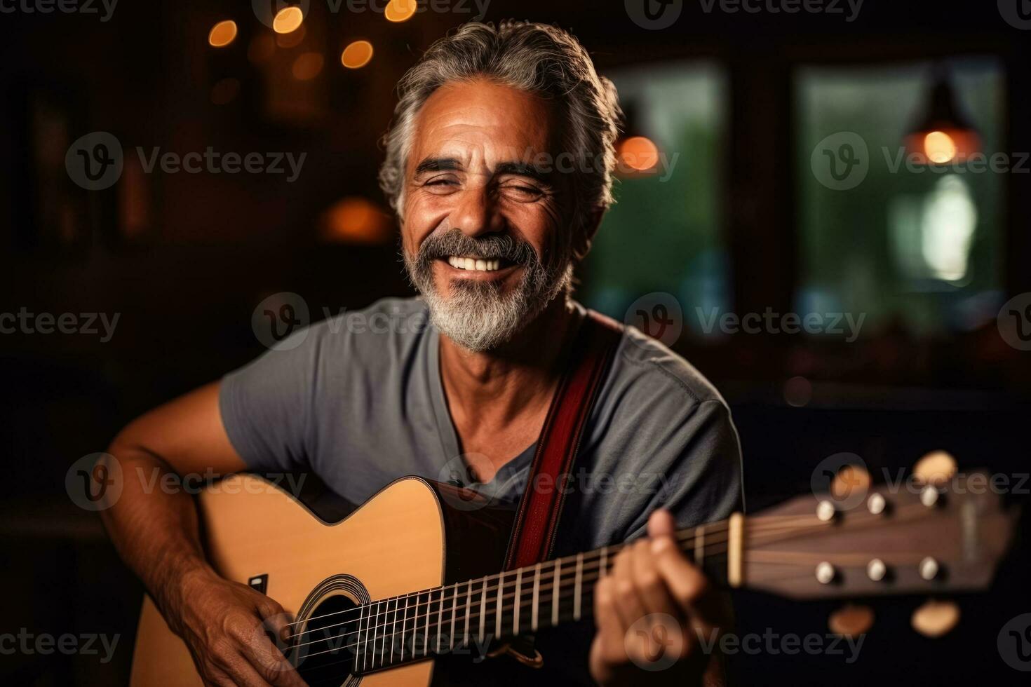 reifen Brasilianer Mann spielen Gitarre im ein Musik- Zimmer Foto mit leeren Raum zum Text