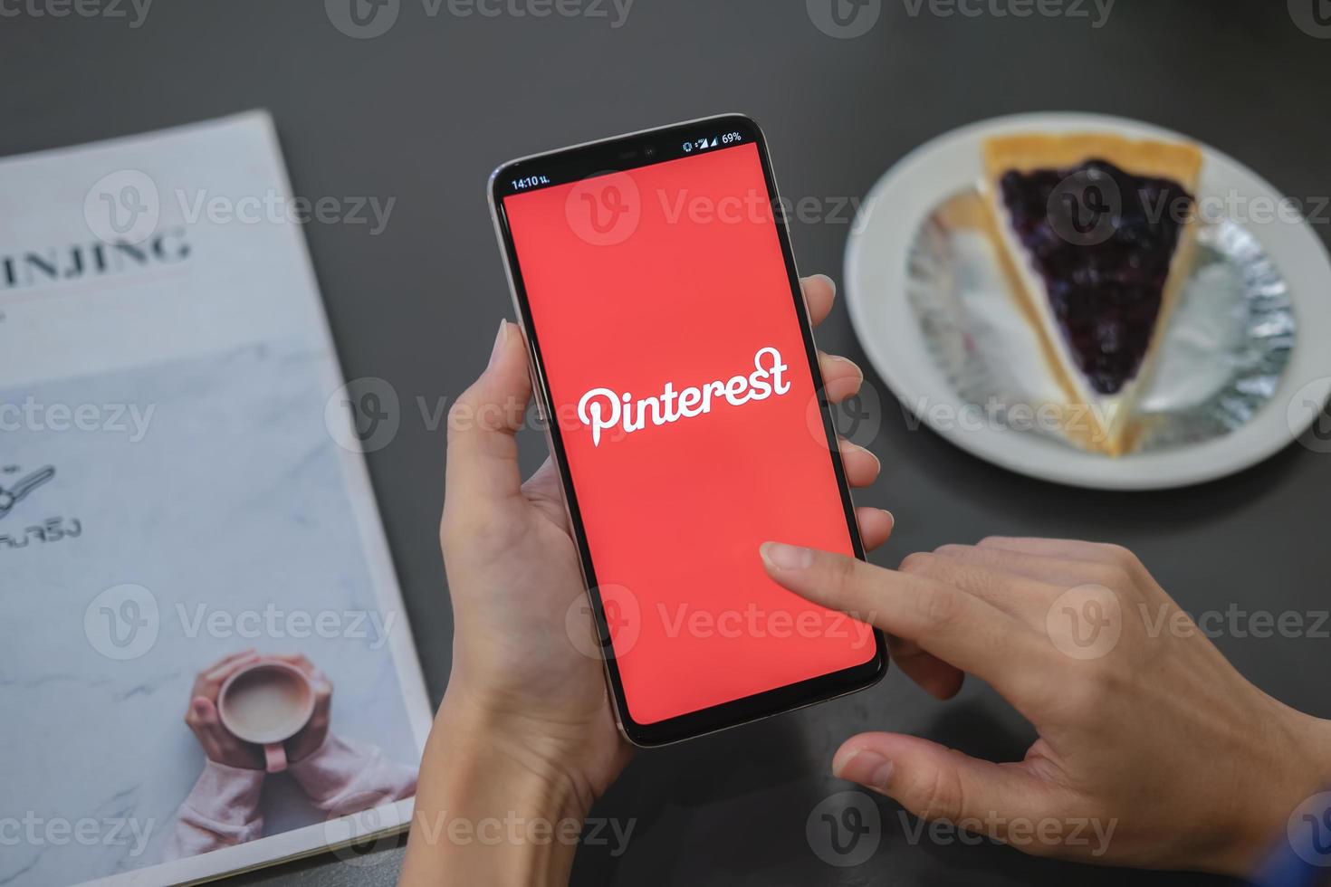 Chiang Mai, Thailand 2019 - Frau mit Smartphone zeigt Pinterest-Anwendung auf dem Handy foto