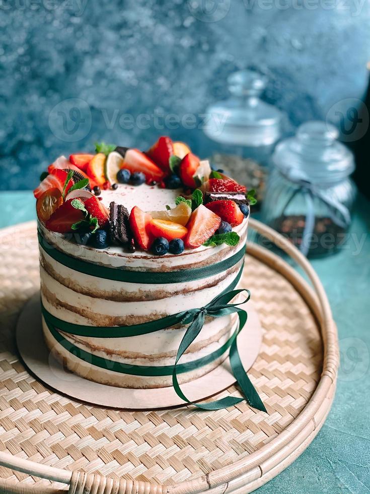 hausgemachter köstlicher und saftiger Kuchen, dekoriert mit lebenden Erdbeeren und Beeren. foto