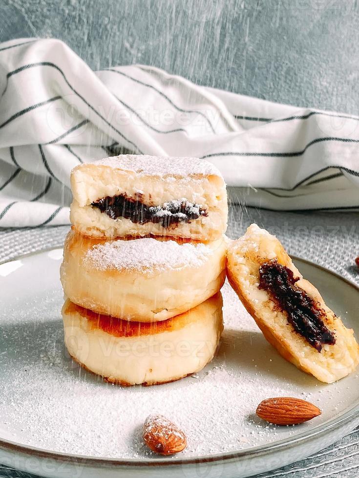 köstliche Käsekuchen Pfannkuchen mit Puderzucker bestreut. foto