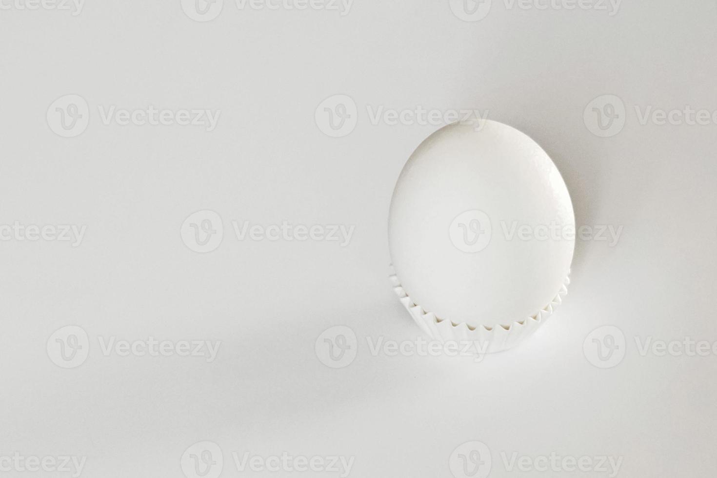 weißes Ei auf einem weißen Hintergrund mit Schatten isoliert. Zutat.gesundes Essen.Ostern. foto