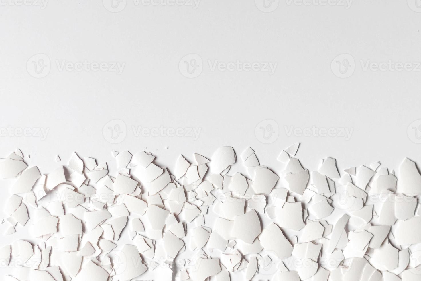 Stücke von weißer Eierschale von zerbrochenem Hühnerei isoliert auf weißem Hintergrund. Ostern Hintergrund. Ansicht von oben foto