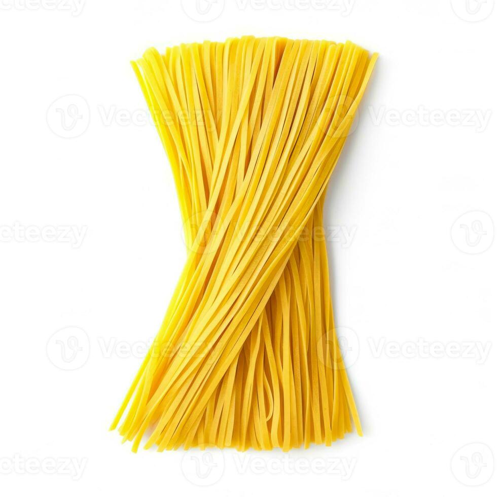 Linguine Pasta isoliert auf Weiß Hintergrund oben Aussicht foto