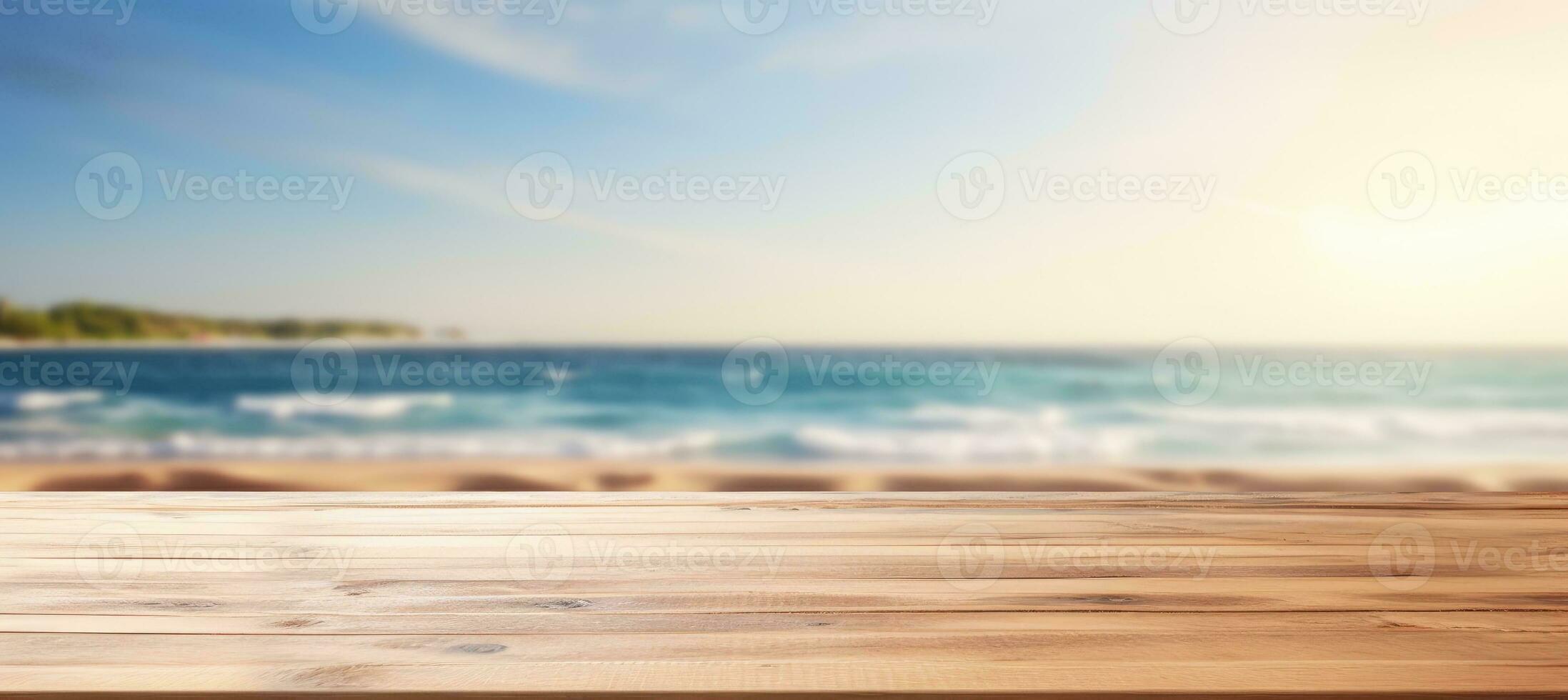 hölzern Tabelle oben auf verschwommen Strand Hintergrund foto