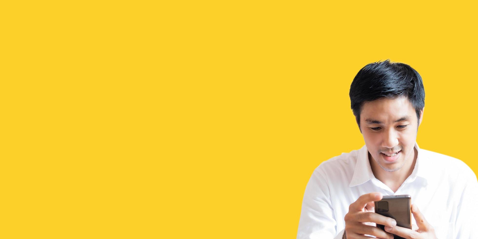 Asiatischer Mann Porträt halten Smartphone zuversichtlich Teenager-Studen Lifestyle-Leute für Geschäftsversicherungen, Verkäufer, Finanzen, Lifestyle und Geschäftsmann Porträt Menschen Kommunikationsbild foto