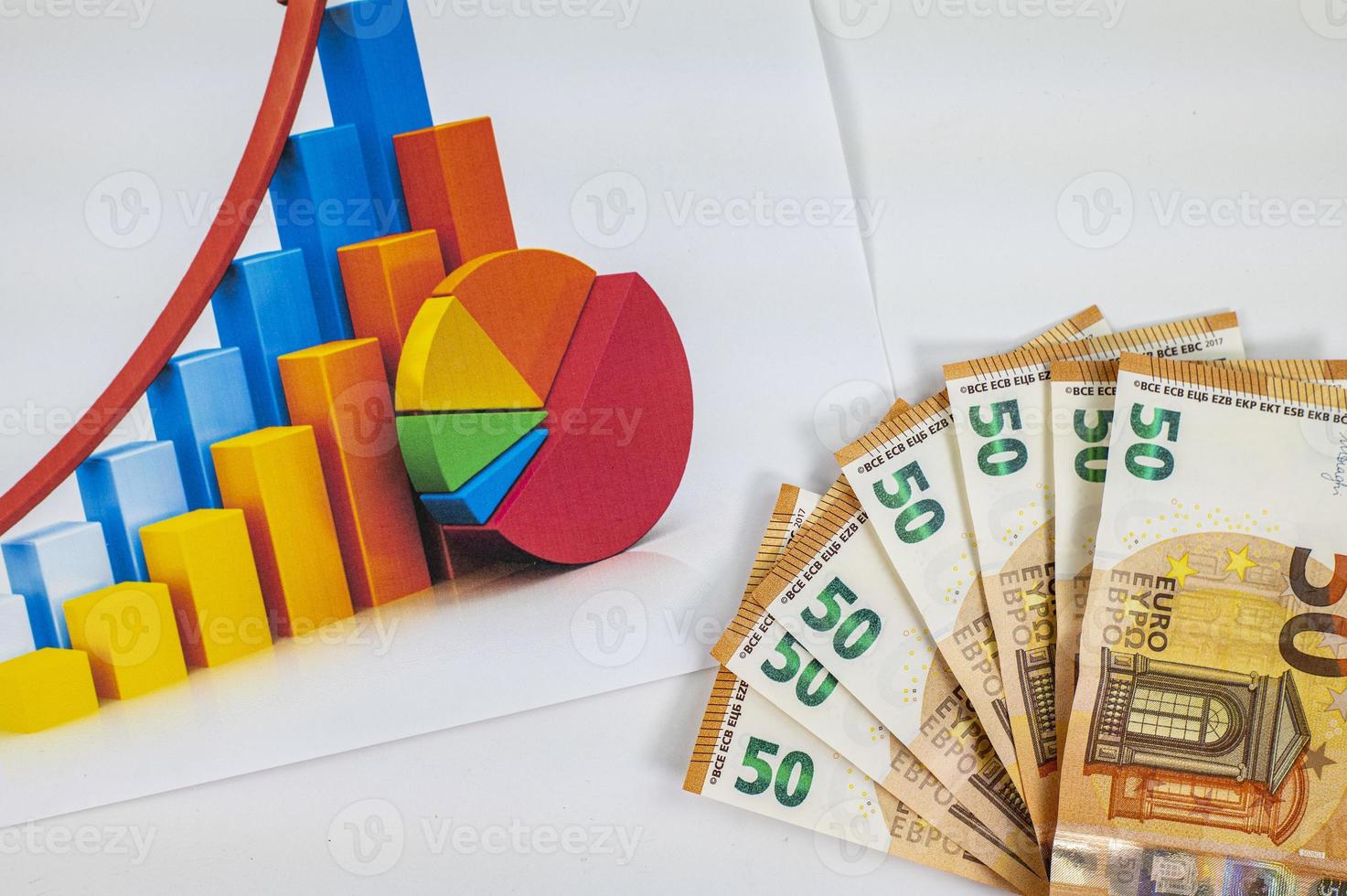 Statistiktabelle mit 50-Euro-Banknoten foto