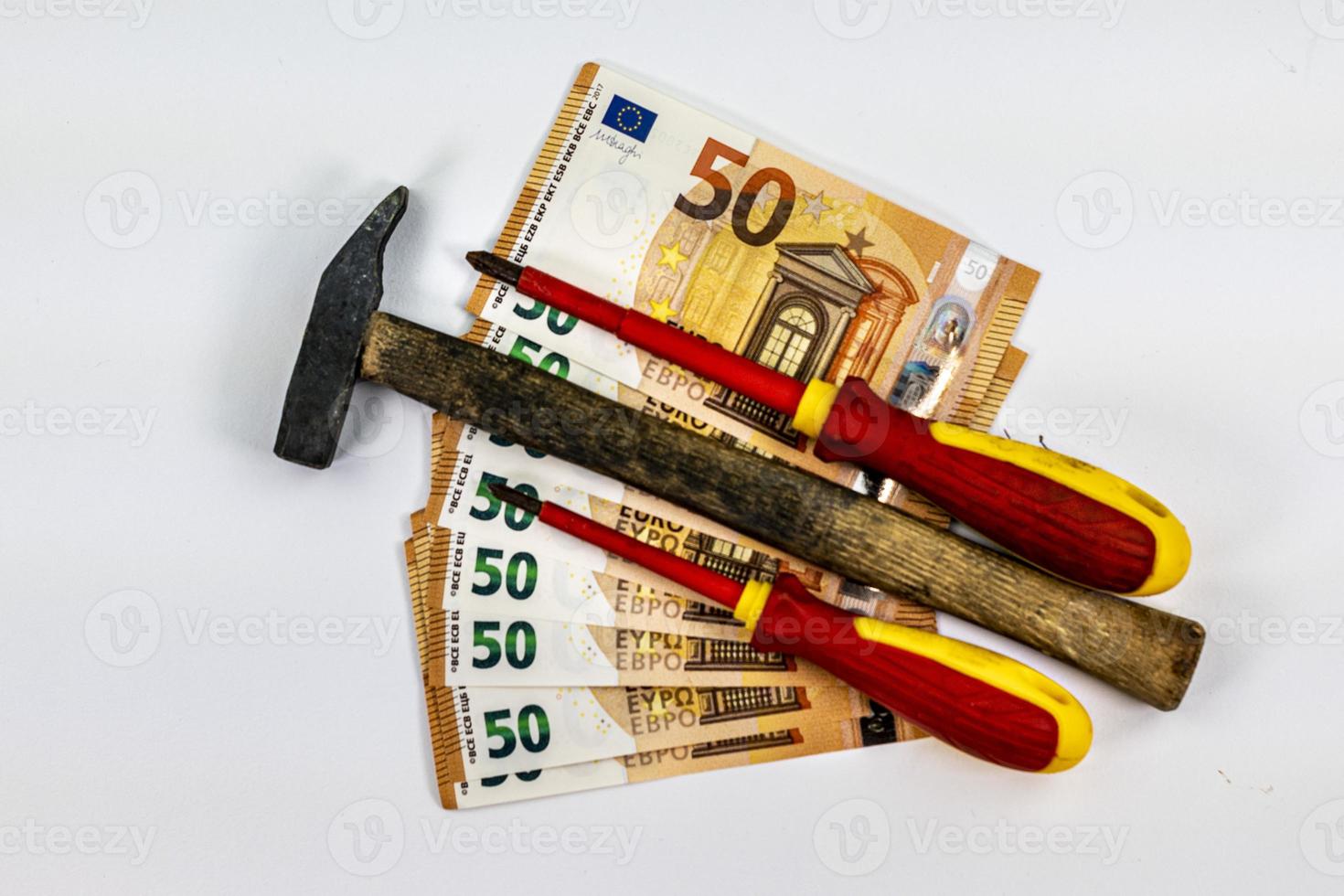 von 50-Euro-Banknoten mit Arbeitswerkzeugen foto